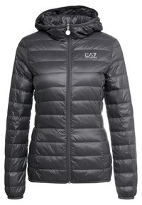 Chaqueta negra acolchada con diseño de cuadros, cierre frontal con cremallera y capucha. Cuenta con un logo en el pecho y puños elásticos en las mangas.