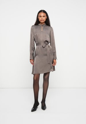 SINAPSIS ZENIA DRESS - Freizeitkleid - taupe
