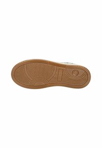 Suola di una sneaker realizzata in gomma naturale testurizzata, con un'impronta di logo circolare e un motivo a zigzag per migliorare la trazione.