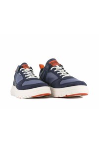 Baskets bleu marine avec des lacets blancs, en tissu lisse, semelles en caoutchouc et accents orange sur la languette et la semelle extérieure. Contient des panneaux en mesh pour la ventilation.