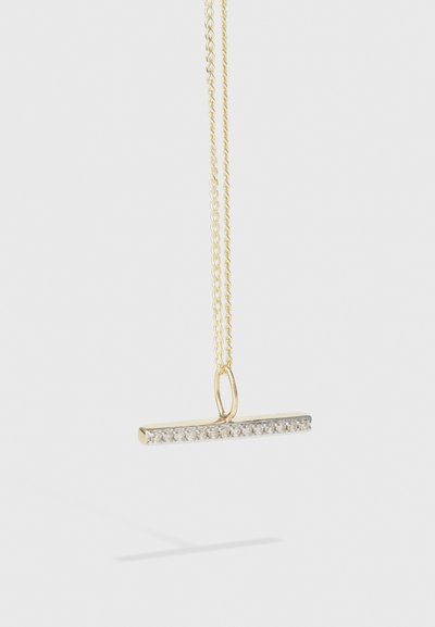 Collier en or avec un pendentif rectangulaire orné d'une rangée de pierres claires et brillantes le long d'un bord.