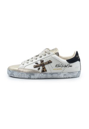 Weißer Low-Top-Sneaker mit Leopardenmuster-Kreuzdetail, silberner Zehenschutzkappe, schwarzem Fersenring und Text an Seite und Sohle.