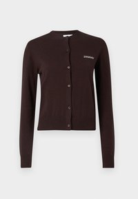 Brun strikket cardigan med lange ermer, rund hals, frontlukking med knapper og "2ND DAY"-tekst på venstre side. Ribbede mansjetter og hem.
