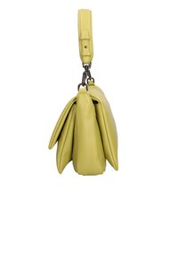 Borsa a mano in pelle gialla con un design strutturato, dotata di una tracolla staccabile e multiple pieghe per un effetto visivo.