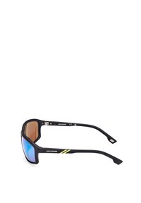 Gafas de sol negras con montura rectangular, lentes marrón degradado y detalles amarillos en las patillas. Agarre de goma texturizada a lo largo de los lados.