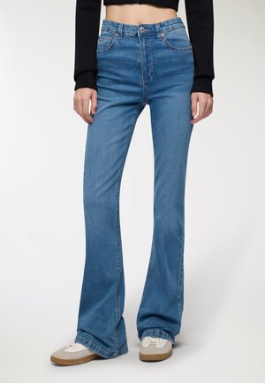 A VITA ALTA - Jeans a zampa - blu denim medio