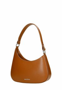Sac à épaule en cuir marron avec une forme courbée, une poignée supérieure unique et des détails en métal argenté. Nom de la marque "wojas" embossé à l'avant.