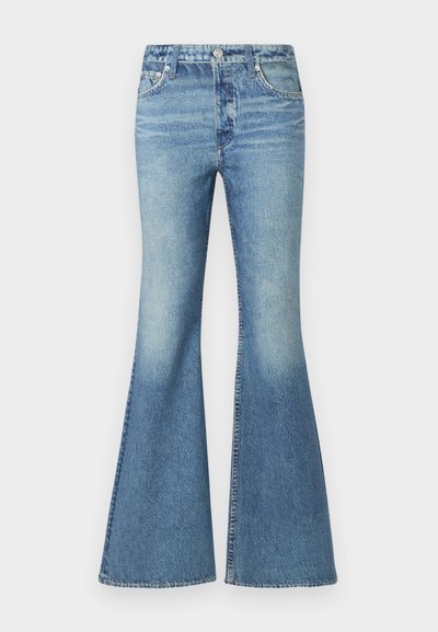 Jeans de ganga azul claro com corte evasé em tecido de ganga macio, com cintura alta, desvanecimento na zona das coxas e design clássico de cinco bolsos com ferragens metálicas.