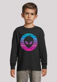 Schwarzes Langarmshirt mit einem Grafikdesign eines Alienkopfes und konzentrischen Kreisen in blauen, lila und pink gestreiften Motiven.