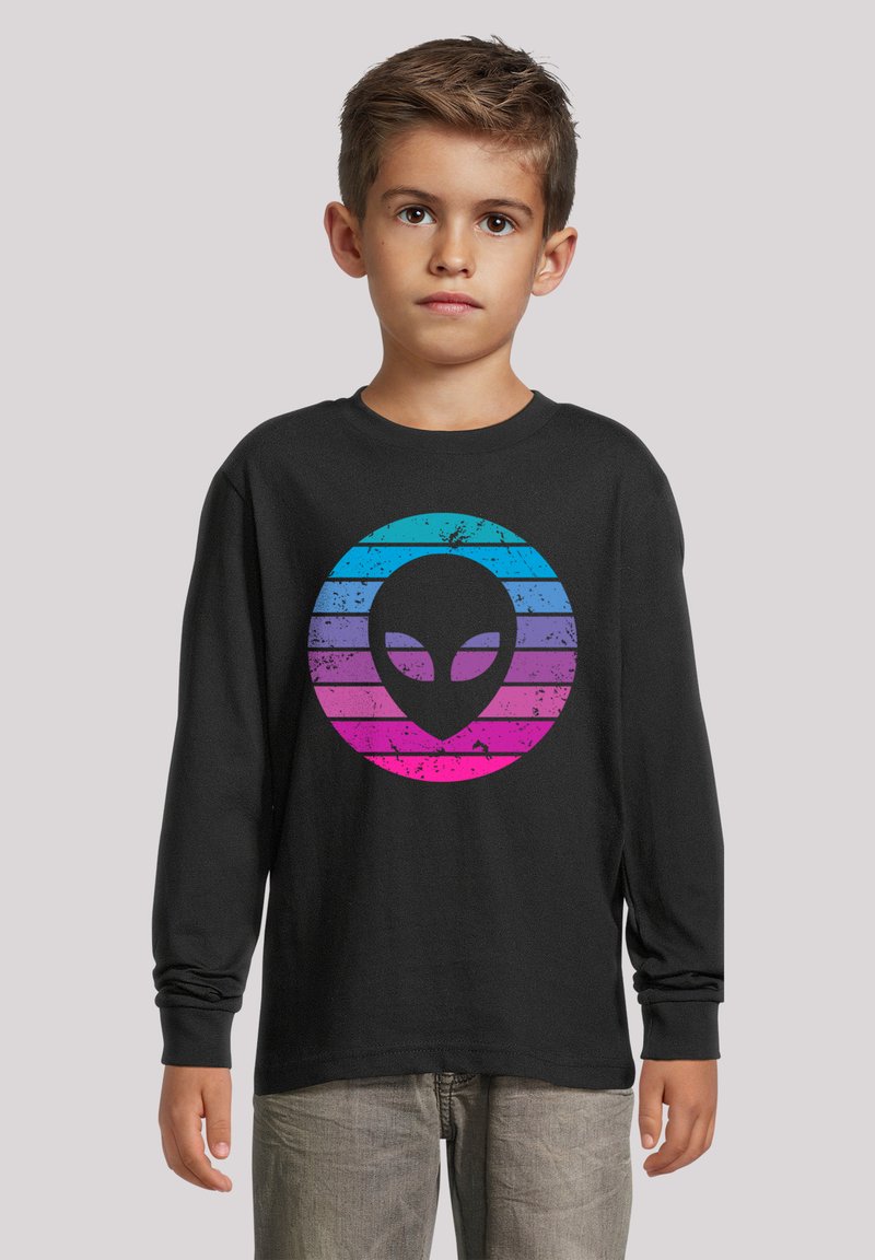 Schwarzes Langarmshirt mit einem Grafikdesign eines Alienkopfes und konzentrischen Kreisen in blauen, lila und pink gestreiften Motiven.