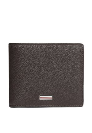 Cartera de cuero texturizado marrón oscuro con un pequeño emblema metálico rectangular que presenta franjas horizontales rojas, blancas y negras.