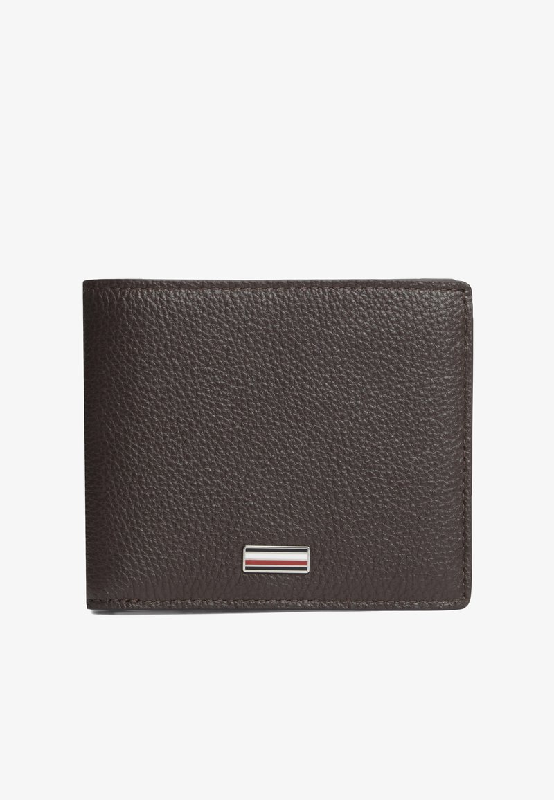 Portefeuille en cuir texturé marron foncé avec un petit emblème métallique rectangulaire présentant des rayures horizontales rouges, blanches et noires.