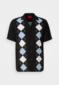Chemise noire à manches courtes avec un motif argyle bleu et blanc. Fabriquée en tissu lisse, avec un devant à boutons et un col classique.