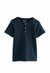 Tengerészkék rövid ujjú pamut póló kerek nyakkivágással és három fa gombbal. Texturált anyag, normál szabás.