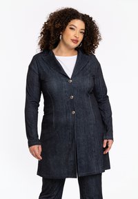 Denim blazer in diepblauw met een getailleerde pasvorm, één-knopen sluiting en lange mouwen. Kenmerkt zich door subtiele stiksels en een gladde textuur.