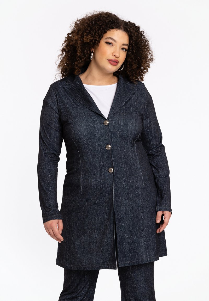 Denim blazer in diepblauw met een getailleerde pasvorm, één-knopen sluiting en lange mouwen. Kenmerkt zich door subtiele stiksels en een gladde textuur.
