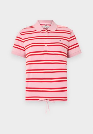 Polo de rayas en rosa y rojo, con cuello, mangas cortas y dobladillo con cordón. Hecho de tela suave con textura lisa.