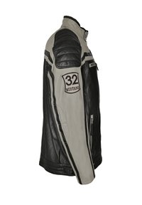 Svart och grå läderjacka med hög krage, dragkedjefickor, strukturerade axlar och en broderad "32 MUSTANG"-patch på ärmen.