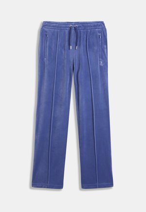 Μπλε βελούδινες φόρμες με ρυθμιζόμενη μέση με κορδόνι, δύο πλαϊνές τσέπες, κάθετες ρίγες και κεντημένο λογότυπο στο κάτω μέρος του ποδιού.