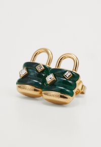 Grønne harpiks øreringe formet som hængelåse, med guldfarvet hardware og små firkantede rhinestone accenter. "GUESS" indgraveret på basen.