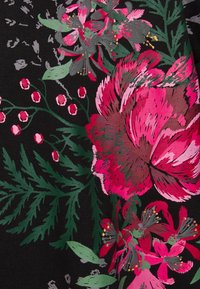 Tela floral con fondo negro que presenta grandes flores rosas y granate, hojas verdes y pequeñas bayas rosas, mostrando colores y texturas vibrantes.