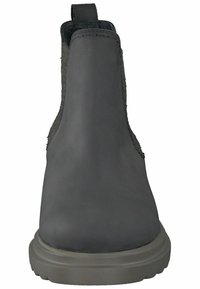 Botas de tobillo de cuero gris con paneles laterales elásticos, punta redonda y suela gruesa y texturizada. Presenta una lengüeta en el talón.