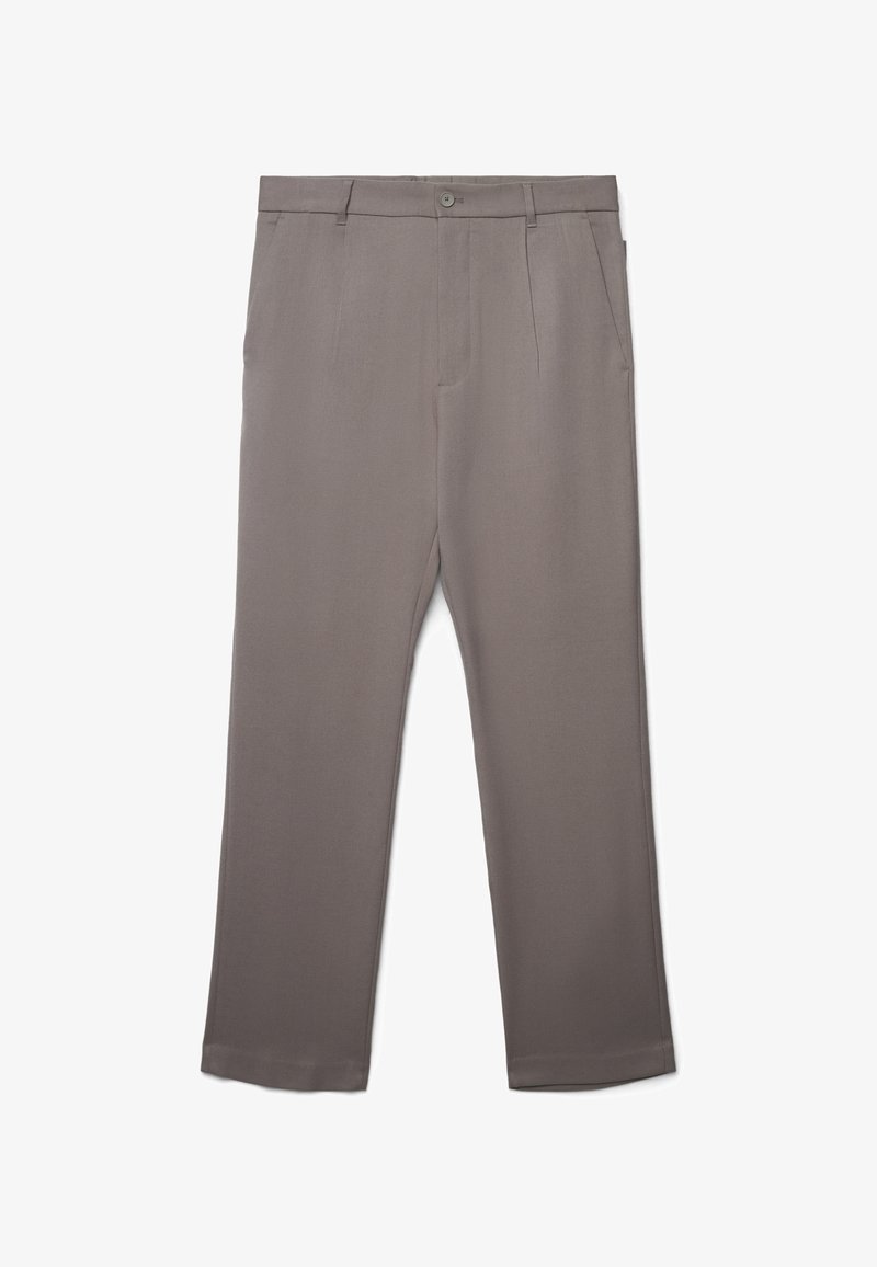 Graue Anzughose mit geradem Bein, Gürtelschlaufen, vorderem Knopf, Reißverschluss und seitlichen Taschen, vor einem weißen Hintergrund präsentiert.