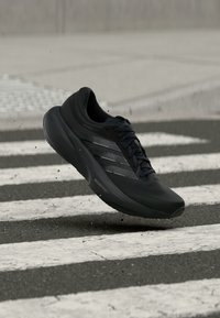 Επιλέχθηκε, core black/carbon