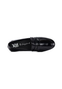 Mocasines de charol negro con una superficie lisa, que presentan una tira decorativa en el empeine y una plantilla acolchada.