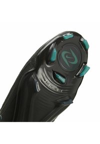 Schwarze Sportaus-schuhsohle mit strukturierten Oberflächen, ausgeprägten Stollen und türkisfarbenen Akzenten. "Nike Cyclone 360" ist an der Seite aufgedruckt.