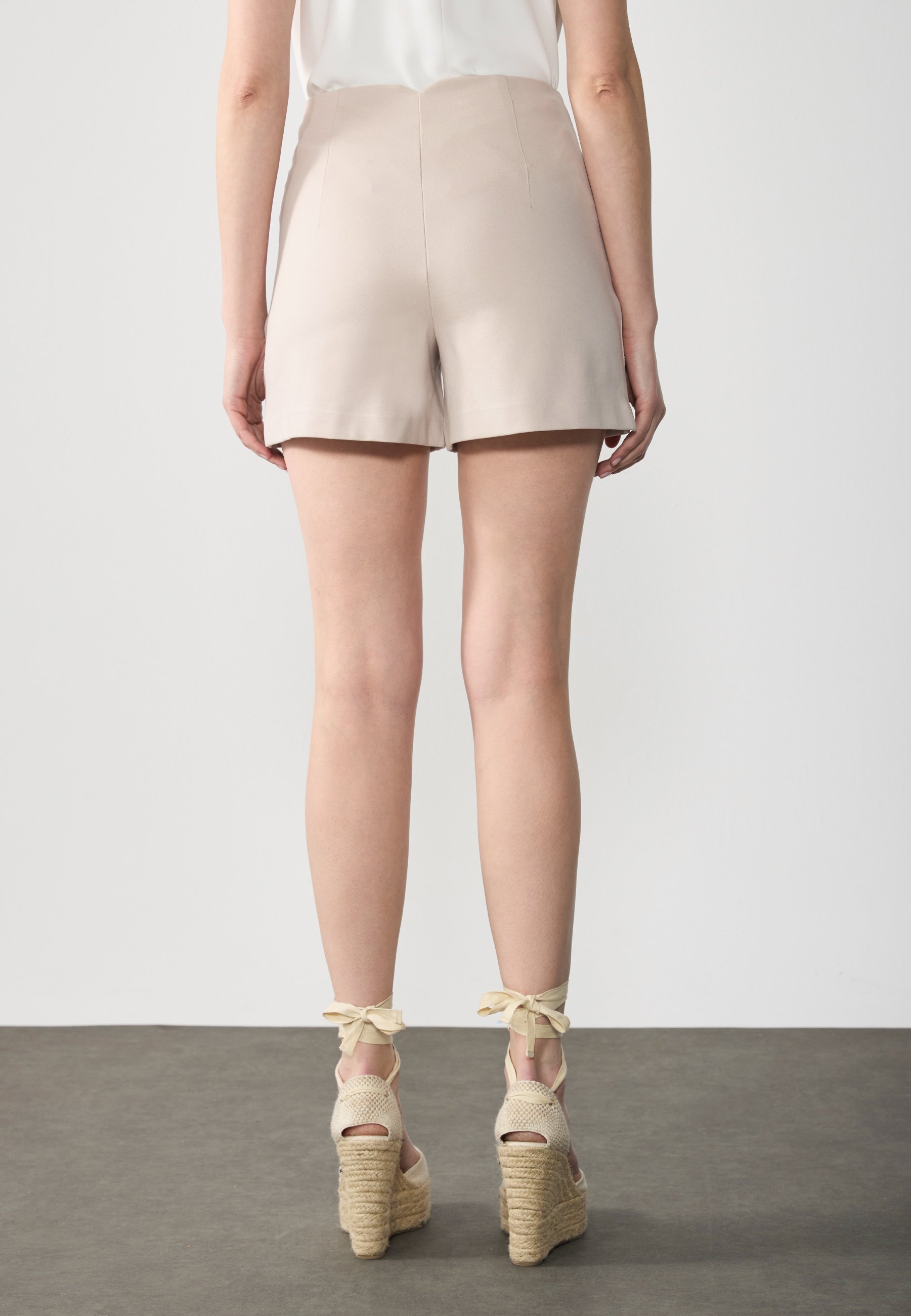 ショートパンツ BLUMARINE Women Shorts  Burmudas 2P120AN0104 Beige Shorts - beige - Product Details
