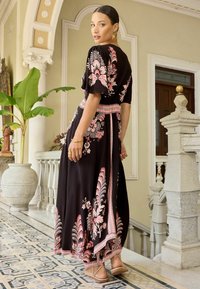Love & Roses PRINTED V NECK HANKY - REGULAR FIT - Denné šaty - pink and black