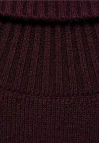 Tissu bordeaux tricoté avec un motif côtelé vertical ; la texture semble douce avec une finition légèrement duveteuse. Convient pour des vêtements confortables.
