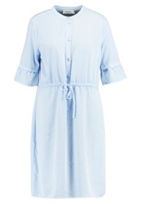 Jasnoniebieska sukienka do kolan z krótkimi falbankowymi rękawami, przodem zapinanym na guziki, okrągłym kołnierzykiem i pasem na sznurku.