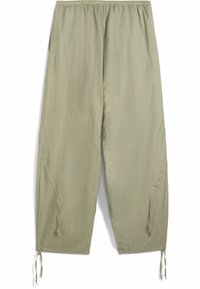 Pantaloni elasticizzati di colore verde chiaro con una vestibilità ampia, dotati di tasche laterali e coulisse regolabili all'orlo per una personalizzazione.