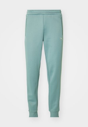 Lys blå-grønne joggere lavet af blødt stof. Har et diskret logo, sidelommer og tætsiddende ribkanter ved anklerne.