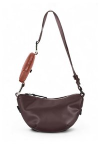 Braune synthetische Lederhandtasche mit geschwungener Form, Reißverschluss, verstellbarem Tragegurt und abnehmbarem kleinen Tasche in kontrastierender Farbe.