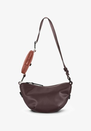 Borsa in pelle sintetica marrone con forma curvilinea, chiusura a zip, tracolla regolabile e pochette piccola removibile di colore contrastante.