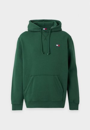 Donkergroene hoodie met voorzak, trekkoorden en klein rood-wit-blauw Tommy Jeans-logo op de borst en binnen in de capuchon.
