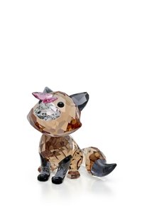 Kristallfigur av en katt, med en brun kropp, svarta detaljer på öron och tassar, samt en rosa nos, med en fasetterad, reflekterande yta.