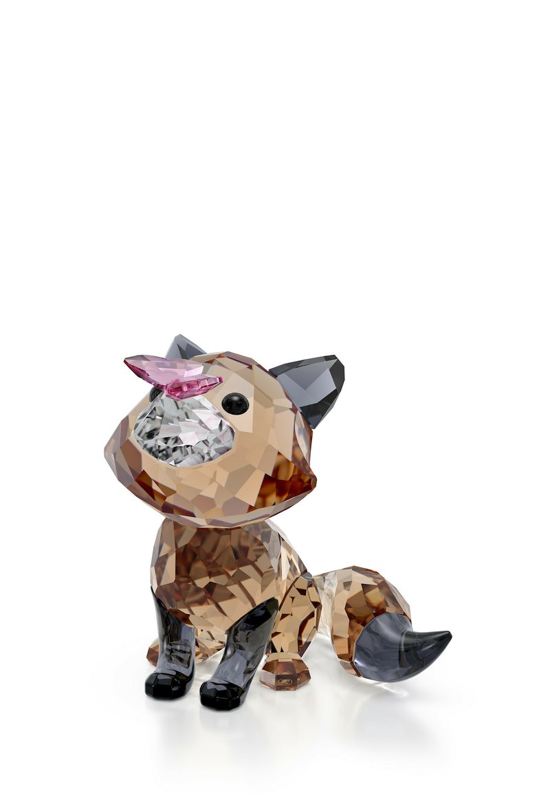 Kristallfigur av en katt, med en brun kropp, svarta detaljer på öron och tassar, samt en rosa nos, med en fasetterad, reflekterande yta.