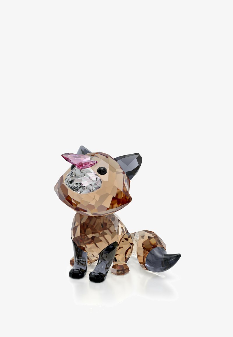 Figurita de cristal de un gato, con un cuerpo marrón, acentos negros en las orejas y patas, y una nariz rosa, con una textura facetada y reflectante.