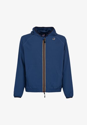 Giacca blu navy con cappuccio e zip frontale completa, caratterizzata da strisce gialle e arancioni, orlo e polsini elastici, tasche frontali e logo K-Way sul petto.