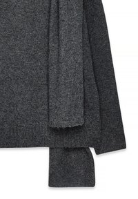 Sivi volneni pulover z mehko teksturo, dolgimi rokavi in okroglim izrezom. Tkanina ima subtilen meliran vzorec.