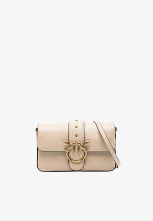Bolsa de mão em pele bege com um design estruturado, ferragens douradas com um motivo de folha, fecho magnético e uma alça ajustável.