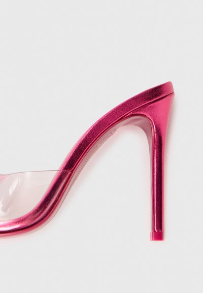 Hochhackiger Schuh mit metallisch pinkem Absatz und transparentem Plastikband, isoliert auf weißem Hintergrund.