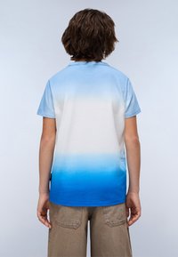 T-shirt s krátkým rukávem v modrém gradientu, přecházejícího od světle modré k tmavé. Bavlněný materiál, volný střih, s pevnými modrými límcem a lemem.