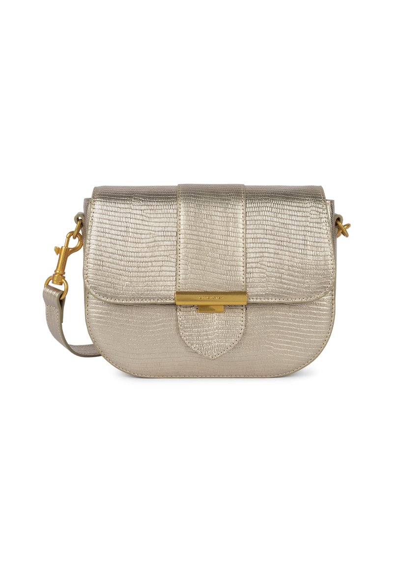 Borsa crossbody dorata metallica con finitura testurizzata, chiusura a pattina e fermaglio in tono dorato. Tracolla regolabile e base arrotondata.