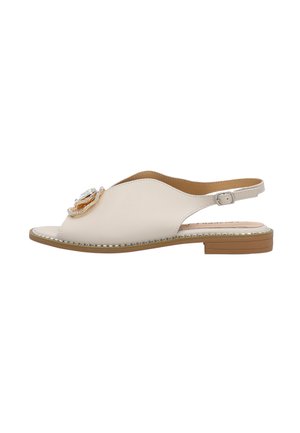 Beige Slingback-Sandale mit offenem Zehenbereich, flacher Sohle, dekorativer Blumenverzierung und silberner Perlenkante entlang der Sohle.