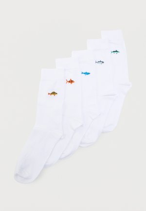 Pięć białych skarpetek z małymi kolorowymi rybkami wyszytymi blisko góry, każda skarpetka ma inny wzór i kolor ryby.